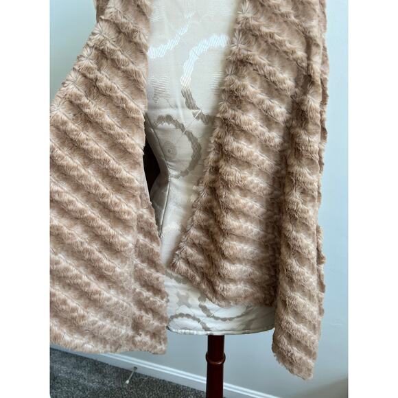 G by Giuliana Faux Fur Vest High Low Drape with Pockets Small - Picture 2 of 9